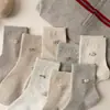 Calcetines de mujer color avena, nueva colección otoño/invierno, 100% algodón, aptos para uso de negocios y casual, versátiles, absorbentes de sudor, con diseño de caricatura, en una paleta de colores café y hechos con algodón más grueso