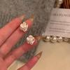 Aretes de Camelia de perla plateada simple lisa francesa, aretes de flor únicos de fragancia pequeña exquisita retro de moda