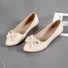 Sapatilha Feminina Estilo Britânico com Estampa de Garça Branca 2026 Primavera/Outono Nova Bico Fino Versátil Couro Macio Slip-On Sapatos Baixos para Trabalho