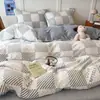Juego de tres piezas de terciopelo de leche para dormitorio estudiantil, funda de edredón de forro polar de doble cara para otoño e invierno, juego de cuatro piezas cálido y engrosado de forro polar de coral
