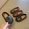 Zapatos de piel para niño 2026 primavera y otoño nuevos estilo británico vintage versátiles mocasines para niña de moda zapatos para bebé de suela blanda