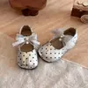 Sapatos Pequenos de Couro Estilo Francês Falso de Dois Dedos 2026 Outono Novo Estilo Coreano Sapatos de Princesa de Bolinhas com Laço para Meninas Calçado de Solado Macio de Um Único