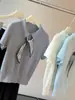 Top de punto gris con cuello polo de manga corta de seda helada para mujer, nuevo estilo de principios de otoño, simple y casual, adelgazante, con bufanda