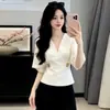 Camisa de mujer de manga media con cuello en V a la moda, nuevo estilo verano 2026, moderna, entallada a la cintura, adelgazante, versátil, elegante y rejuvenecedora
