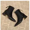 Sapatos Femininos 2026 Outono/Inverno Novo Estilo Francês Elegante Chique Bico Fino Salto Alto Couro Envernizado Moda Versátil Botas Curtas