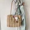 2026 Nova Bolsa de Ombro Grande Capacidade Feminina para o Trabalho Bolsa Tote de Pelúcia Bolsa de Mão Fofa para Estudantes