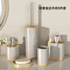 Set de Lujo Ligero Personalizado con Borde Dorado y Textura de Madera para Hotel, Tamaño de Viaje, Juego de Cinco Piezas para Baño, Set de Almacenamiento para Lavabo del Hogar Nórdico