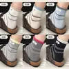Calcetines con Etiqueta de Tela Rayada de Colores Nuevos para Primavera y Verano para Mujer, Calcetines de Tubo Medio de Bloques de Color Simples Estilo Coreano, Calcetines Holgados Rayados Sin Costuras