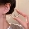 Brincos em Forma de C com Gotas Douradas Estilo Retro Hong Kong para Mulheres Studs de Orelha Simples de Alta Qualidade Estilo Frio Acessórios de Orelha Versáteis Explosivos