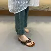 Chinelos femininos de sola grossa para uso externo com saias, estilo verão 2026, com design plissado, sandálias de praia confortáveis