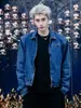 Chaqueta corta de mezclilla acolchada en los hombros de color azul oscuro para hombre, moderna y elegante, con un ambiente americano de alta gama y genial, chaqueta de mezclilla a la moda