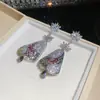 Pendientes Largos de Hilo Plateado Calado con Flor de Piedra Rosa, Pendientes de Lujo Estilo Palacio con un Toque de Lujo Ligero y Gama Alta