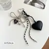 Colgante de cuero con forma de corazón lindo y femenino, disponible en stock transfronterizo, con cuentas de plata, lazo y elementos de corazón combinados en un accesorio para llavero