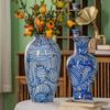 Yutong "Oriental Italiano" Nueva Chinoiserie Fondo Azul Porcelana Azul y Blanca Serie de Oro Real Hecha a Mano/Jarrón de Cerámica Pintado a Mano