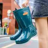 Las nuevas botas de lluvia de media pantorrilla para mujer son antideslizantes, elegantes, ligeras, de suela plana, resistentes al desgaste, adecuadas para acampar, hacer senderismo y trekking