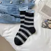 Meias Estilo Coreano Ins Outono e Inverno para Mulheres, Tecido Versátil Patchwork Color-Blocking Meias Cano Médio Arredondadas, Meias Listradas Estilo College Retrô