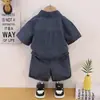 Conjunto de verano para niño 2026 nuevo elegante camiseta de verano de manga corta para bebé conjunto de tres piezas ropa de moda para bebés y niños pequeños venta al por mayor