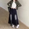 Saia jeans de barra crua para mulheres, nova saia evasê primavera e outono 2026, cintura alta, modeladora, moderna, versátil, saia longa casual