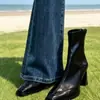 Zapatos de mujer de punta fina en piel, adecuados para primavera y otoño, con tacón grueso, piel genuina y un diseño de corte profundo, con piel suave y tacón alto - una nueva colección primavera 2024