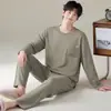 Novos pijamas de algodão puro para primavera e outono para homens, com gola redonda, mangas compridas e calças compridas, projetados para uso interno e externo, com um estilo simples e casual