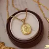 Acero de titanio chapado en oro real de 18 quilates temperamento retro flor pequeña collar flor simple redondo marca accesorios de cadena para la clavícula europea y americana ins