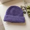 Atacado de fábrica de gorros de tricô prontos para envio, simples, macios e aconchegantes para homens e mulheres, com mistura de lã para calor adicional e proteção para as orelhas no inverno.