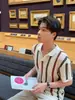 Camisa Polo de Tricô Vazada Estilo Chanel para Homem com Listras Contrastantes, Corte Slim, Manga Curta, Gola Polo, Camiseta de Malha Transparente