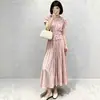 Conjunto Floral Tridimensional Plissado Artístico, um Traje de Verão com uma Vibe Suave, Esquema de Cores Bege, Sensação de Alto Padrão e Cheio de Elegância