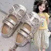 Novas Sandálias de Verão com Cobertura para a Cabeça para Meninas 2026, Sapatos de Princesa com Laços de Pérola para Bebês, Sapatos Infantis Estilosos com Renda Vazada