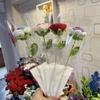 Productos ramo de rosas tejidas a mano simulación flores de lana transfronterizas venta al por mayor puesto de mercado nocturno rosas rojas flores artificiales