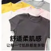 Camiseta feminina de verão de manga curta com design de ombro reto, acinturada e modeladora, corte sereia estilo coreano, caimento justo, top curto sexy, moda transfronteiriça