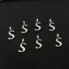 Venta al por mayor del fabricante 26 Accesorios de Letras del Alfabeto Inglés Colgantes Pequeños de Aleación 26 Combinando Pulsera de Plata de Tíbet Abalorios Joyería de Letras