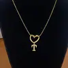 Collar de Acero de Titanio con Colgante de Corazón de Gama Alta y 26 Letras Inglesas para Mujer, Cadena para Clavícula con Apellido, Nicho de Lujo Ligero, Celebridad de Internet para Mejor Amiga