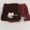 Gorro de punto suelto de alta calidad coreano con orejas de gato, clip en, con cordones de colores y adornos de perlas, un gorro cálido y protector de orejas para mujer en otoño e invierno