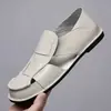 Pantuflas de cuero de primera capa para hombre, nuevo modelo de verano, sandalias perforadas, suela suave, parte superior suave, transpirables, sin olor, zapatos planos para conducir