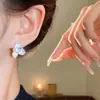 Brincos de Tarraxa Flor de Esmalte Branco para Mulheres Exclusivos de Nicho Versáteis Brincos com Toque de Luxo Temperamento Novo Acessórios de Brinco Atacado