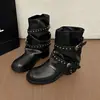 Novas botinhas de tornozelo com rebites 2026, botas estilo Martin da moda outono/inverno com bico redondo e salto grosso para mulheres, estilo europeu e americano com detalhes de fivela