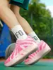 Nuevas zapatillas de baloncesto para exteriores, con patrones de color degradado, un diseño moderno y único, y excelente agarre y amortiguación para deportes escolares y actividades atléticas.