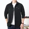 Camisa casual de manga larga holgada para hombre, estilo nuevo, talla grande, color liso, adecuada para hombres jóvenes y de mediana edad, estilo de ropa de trabajo de otoño con bolsillos