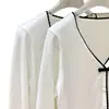 Tricô Off-White com Laço e Mangas Longas, Adequado para Primavera, Verão e Outono, Feito de Fio Fresco e Respirável