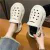 Zuecos y sandalias de dibujos animados de punta cerrada con suela gruesa para mujer, calzado de verano para exteriores, nuevos y modernos zapatos antideslizantes de doble uso famosos en internet 2023
