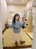 Novidades para o outono de 2026: Blusas infantis de cor sólida, doces e estilosas, cardigãs de tricô macios e fofos para meninas no início do outono