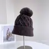 Gorro de Malha Colorido com Listras e Tranças da Moda para Mulheres, Chapéu de Malha Casual Versátil de Inverno, Chapéu Quente Protetor de Orelhas, Moderno