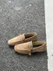 Mocassins femininos estilo retrô com bico quadrado e salto grosso, sapatos casuais slip-on estilo britânico 2026 com sola macia e fivelas de metal, adequados para o trajeto