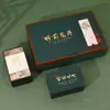 Caja de Madera de Tablero de Densidad Personalizada, Caja de Madera Maciza con Laca de Piano, Caja para Té Longjing del Lago Oeste, Caja con Forma de Libro, Caja con Tapa Abatible para Té Mingqian