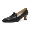 Novos sapatos femininos europeus e americanos com relevo para primavera e outono, bico fino, boca rasa, camada única, salto médio, tamanhos grandes 40-50, sapatos de comércio exterior