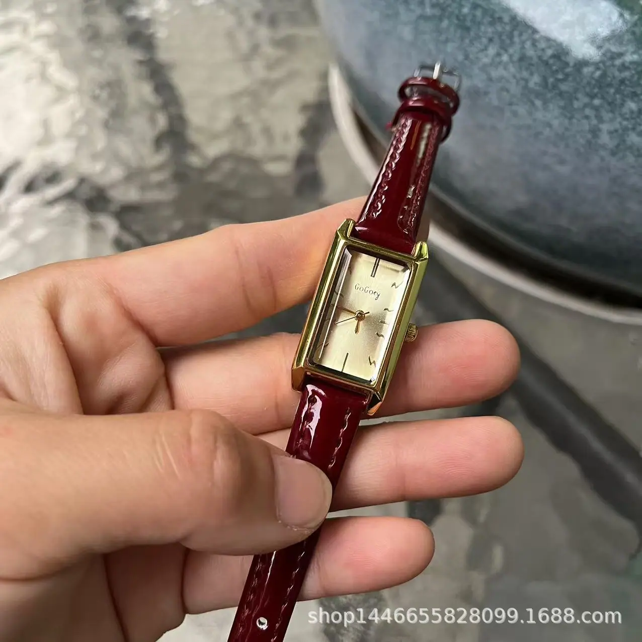 金盘红带