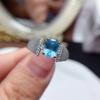 Anillo de topacio azul natural con incrustaciones de plata 925, joyería de tesoro de color directo de fábrica, cepillado tridimensional de 6 x 8 mm