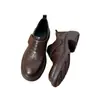 Sapatilhas de Salto Médio Outono 2026 Cabedal de Couro Estilo Britânico Sapatos Pequenos de Couro Femininos Novos Versátil Velcro Salto Bloco Cano Baixo