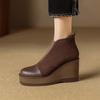 Botas Nuas de 9CM de Altura Elevada com Aparência Slim Estilo Britânico Modernas Versáteis Bico Redondo Salto Plataforma de Fundo Grosso Pedal